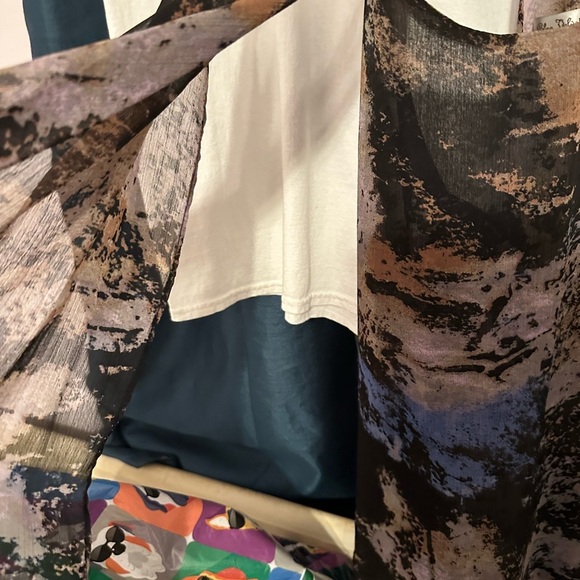 Elegant Abstract Women's Blouse - Picture 2 of 6